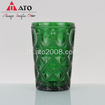Suco de suco de vidro verde em vidro de vidro em relevo